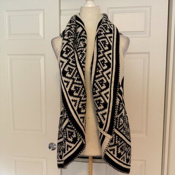Questions Black & White Patterned Waterfall Sleeveless Cardigan Vest - Picture 9 of 10